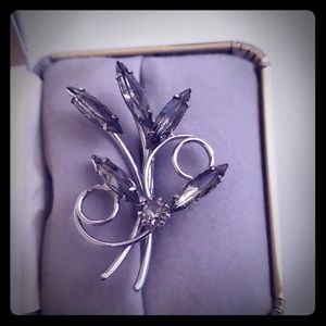 Vintage Unique Flower Fashion black silver Gem Pin